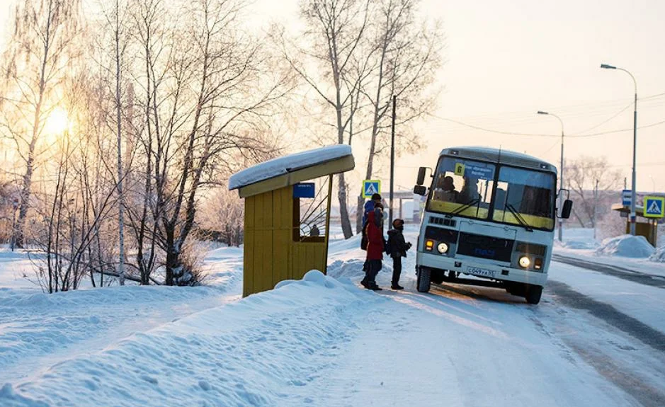 Автобус зимой в селе