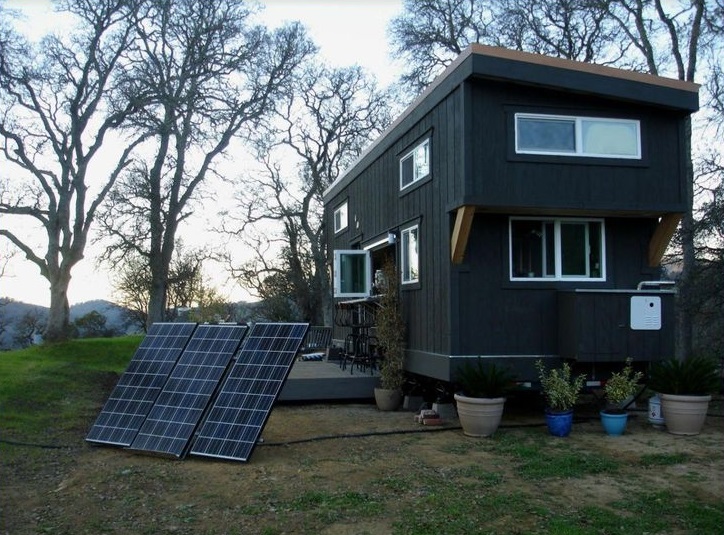 Мини-дом с солнечными батареями