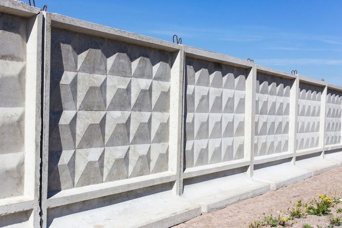 забор на бетонных тумбах в дар как материал для строительства стен