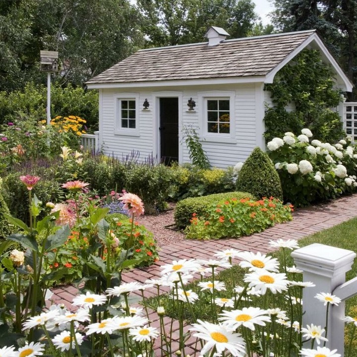 Уютный дачный дом с садом